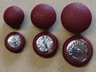Polsterknöpfe mit Öse mit Kunstleder Bordeaux bezogen