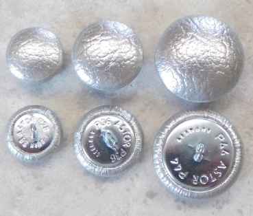 Polsterknöpfe mit Öse mit Kunstleder Metallic Silber bezogen