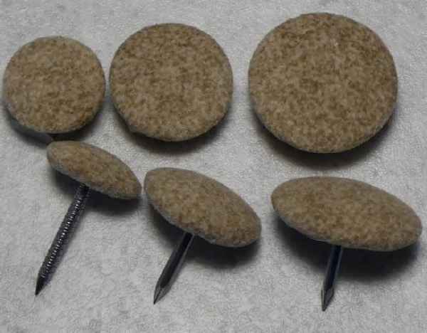 Polsterknöpfe mit Nagel Braun Beige