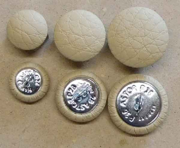 Polsterknöpfe mit Öse mit Kunstleder Elfenbein bezogen