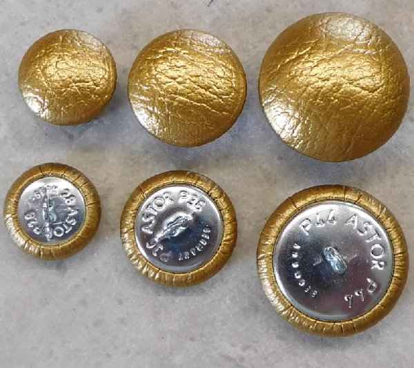Polsterknöpfe mit Öse mit Kunstleder Metallic Gold bezogen