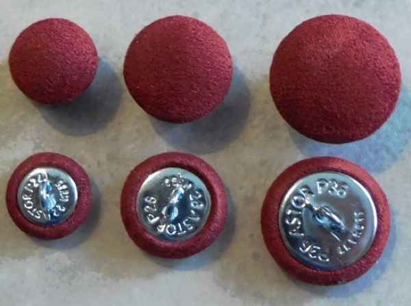 Polsterknöpfe mit Öse mit Mikrofaserstoff Bordeaux bezogen