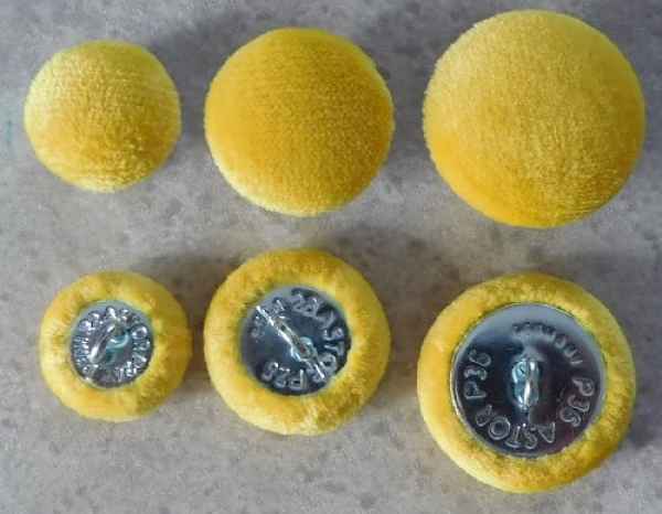 Polsterknöpfe mit Öse mit Mikrofaserstoff Gelb bezogen