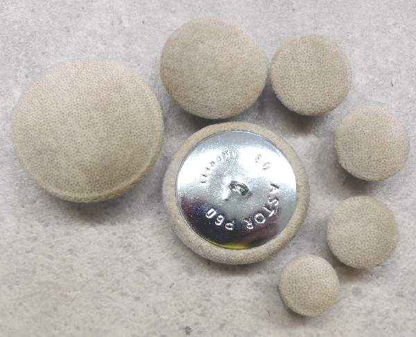 Polsterknöpfe mit Öse mit Mikrofaserstoff Hellelfenbein